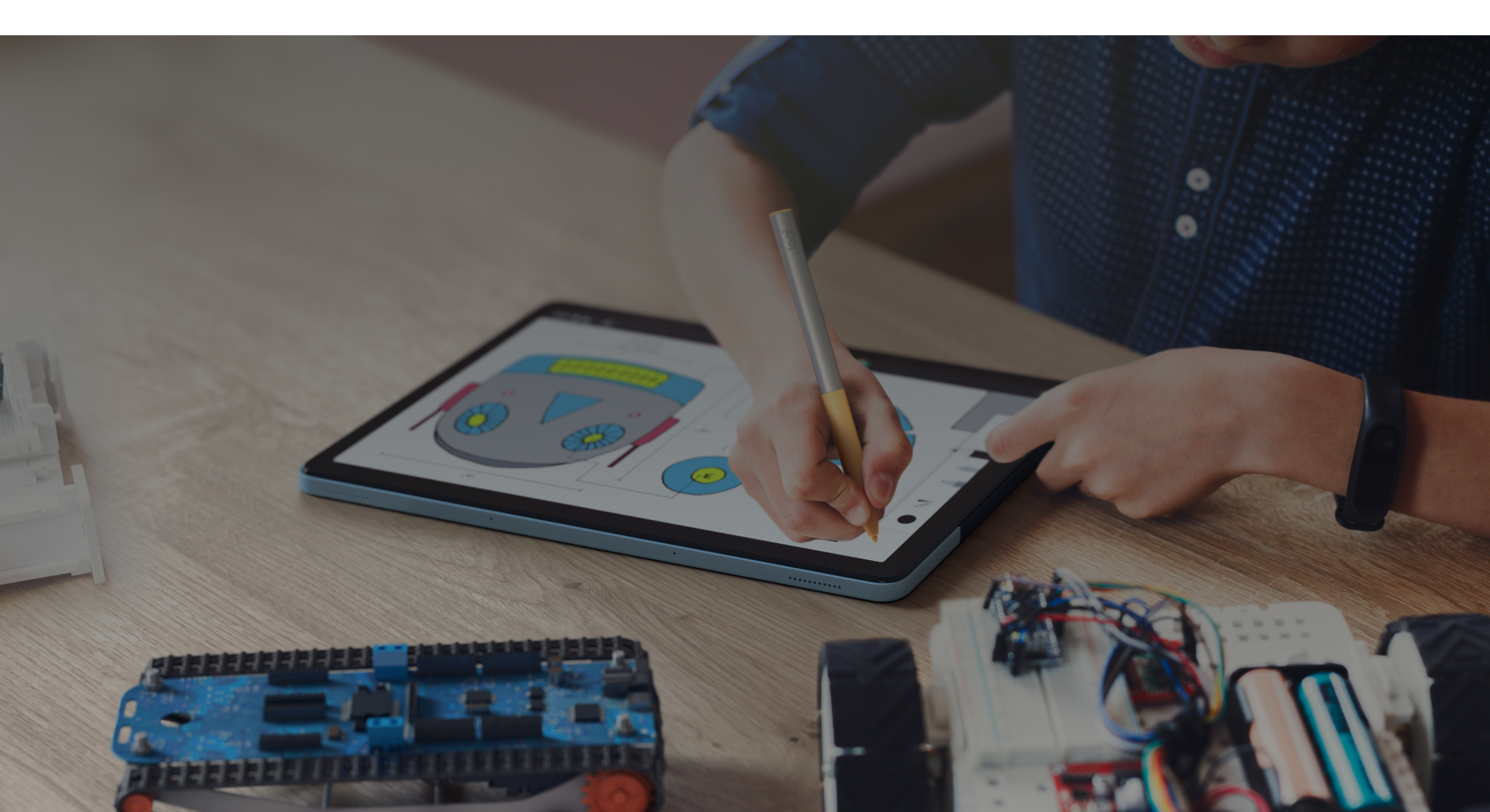 Kinderen in een klas die leren met behulp van technologie