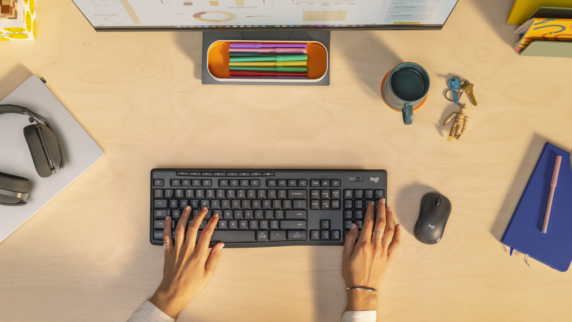 Logitech MK370 na urejenem delovnem mestu