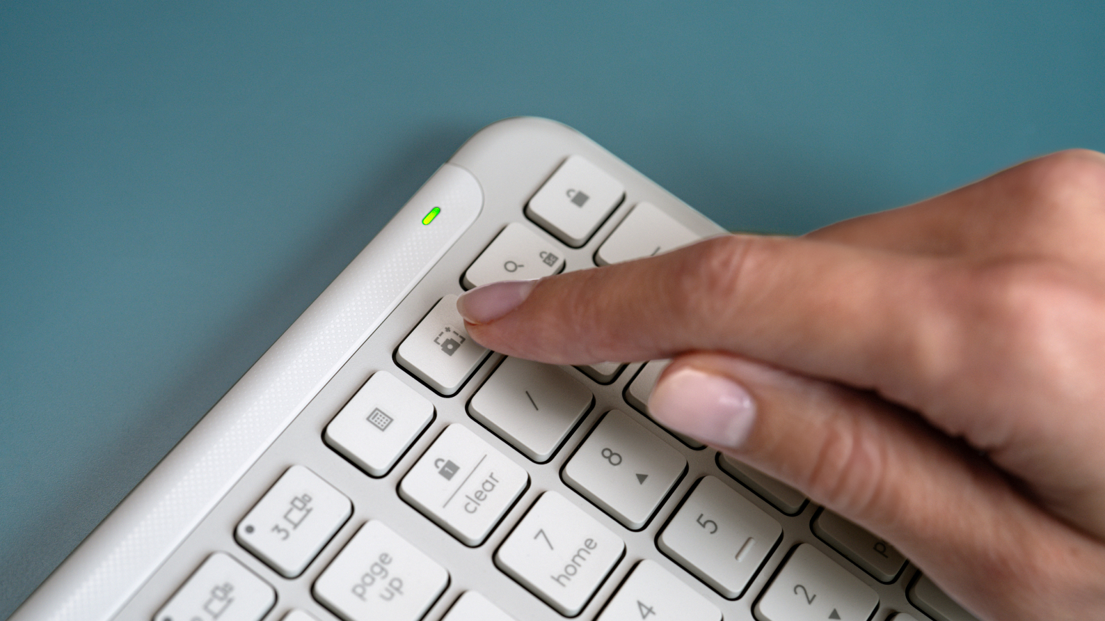 Signature Slim Keyboard K950 keyboard image