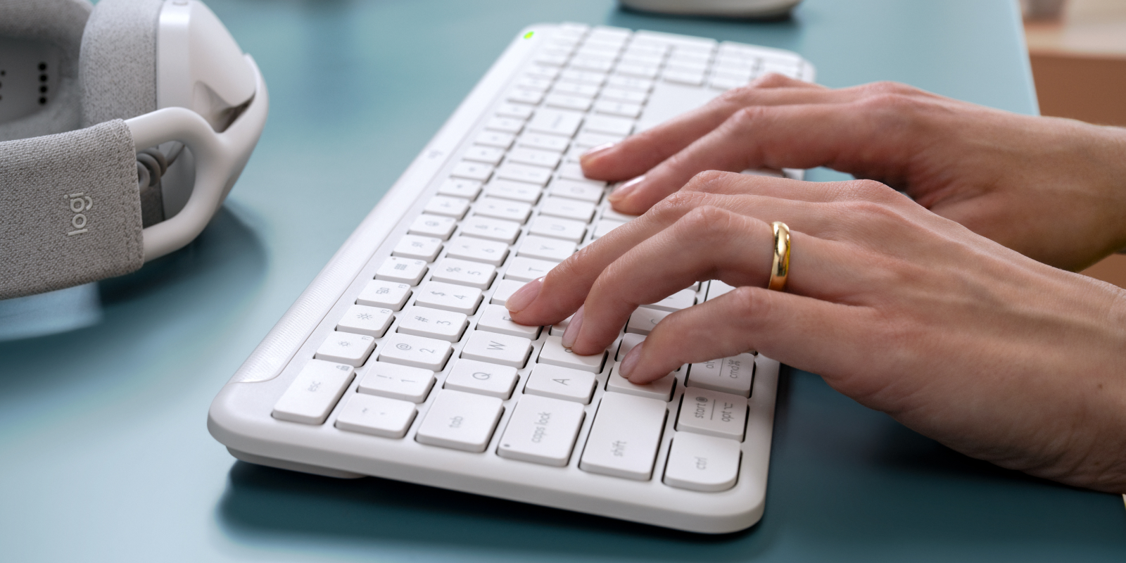 Signature Slim Keyboard K950 keyboard image