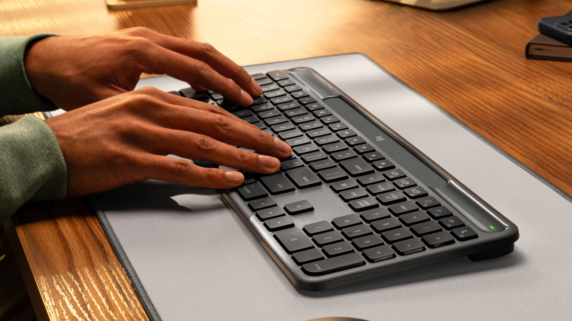 Signature Slim Solar+ for Mac wireless keyboard K980 keyboard image