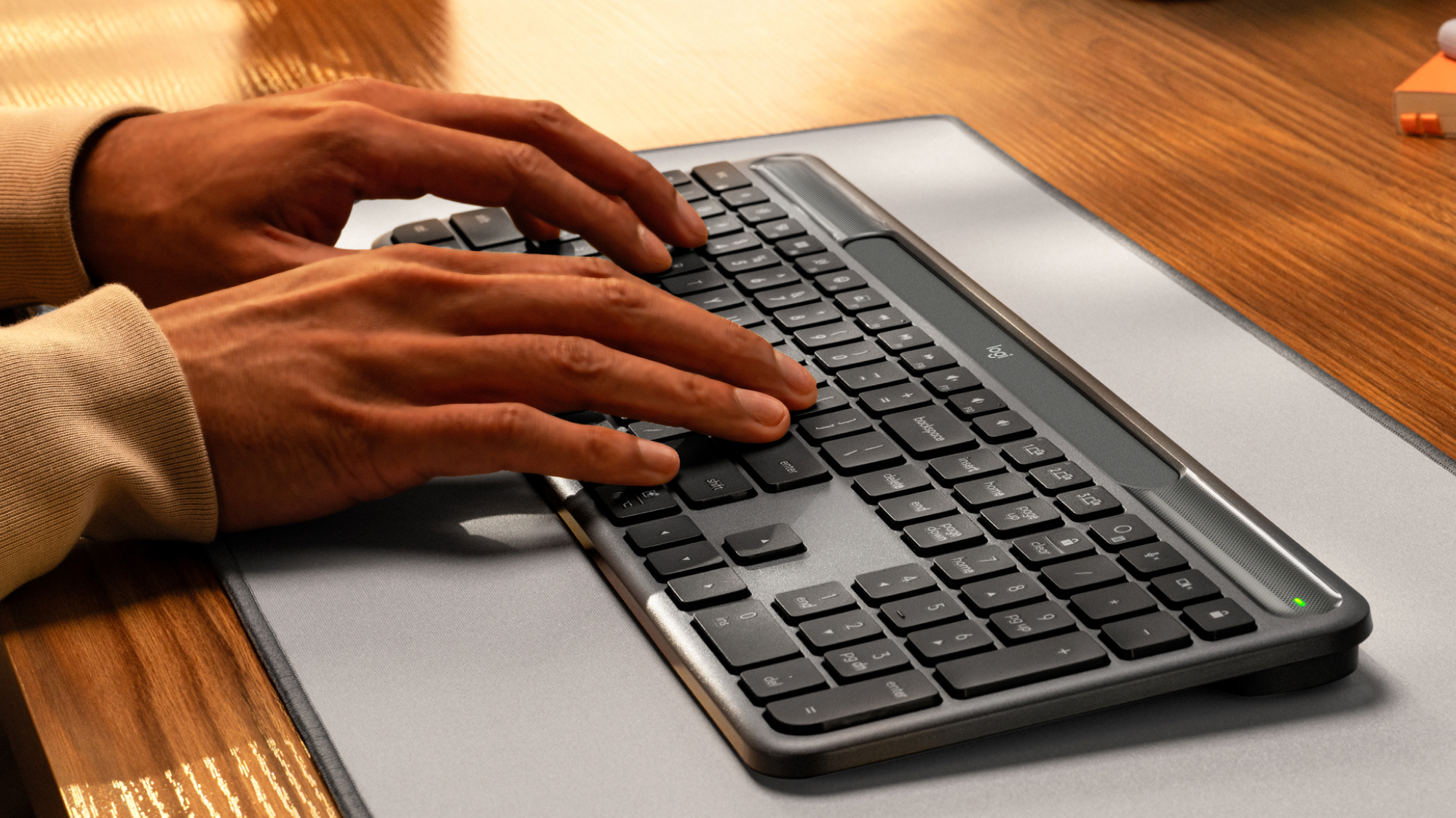 Signature Slim Solar+ wireless keyboard K980 keyboard image