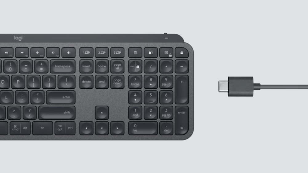 คีย์บอร์ด MX Keys กับสายชาร์จ USB-C