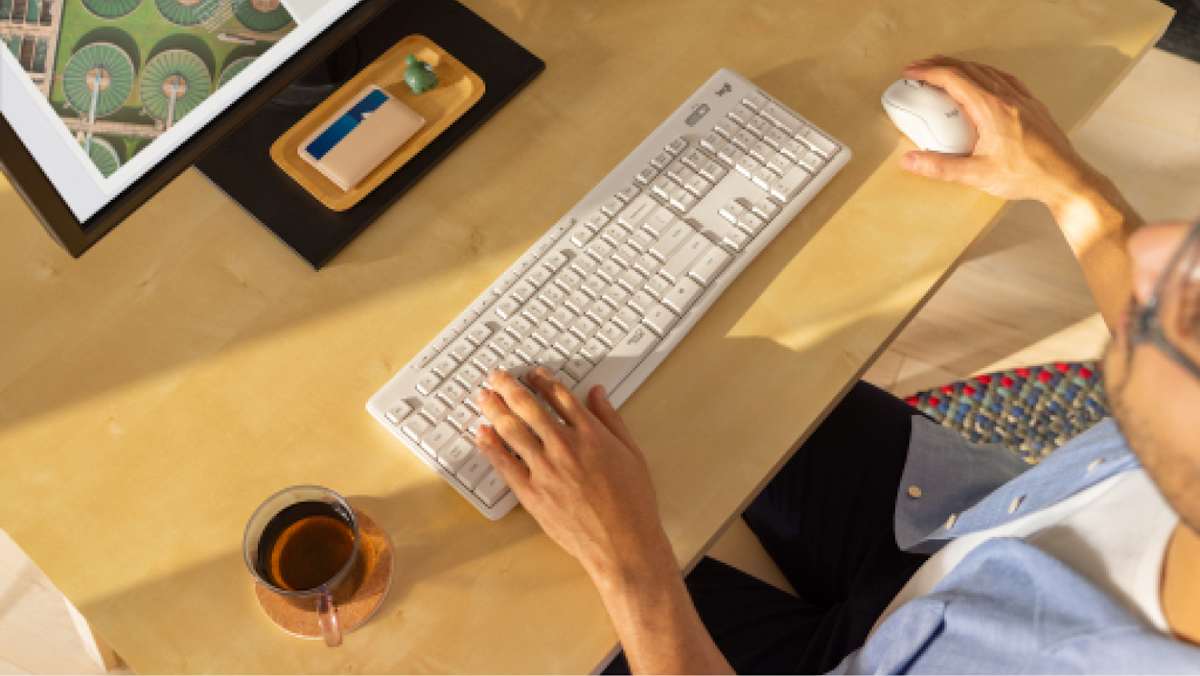 Logitech MK295 Silent Wireless Keyboard and Mouse Combo
