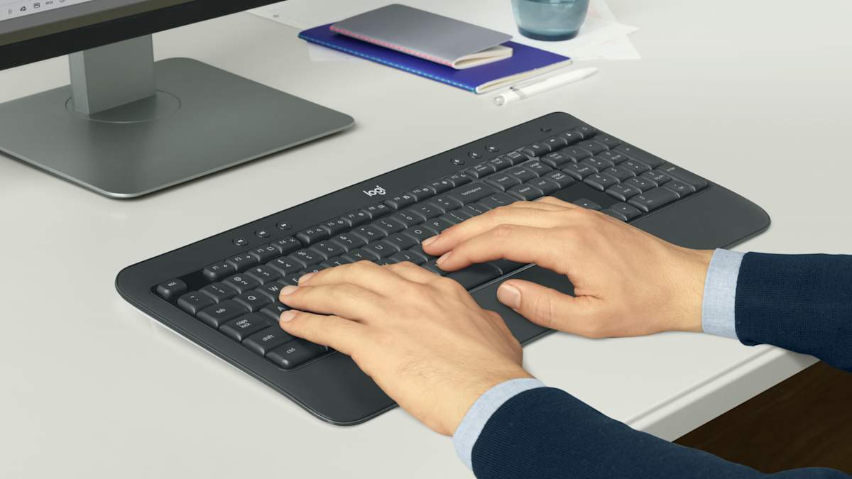 Logitech MK540 Advanced Wireless Keyboard and Mouse Combo