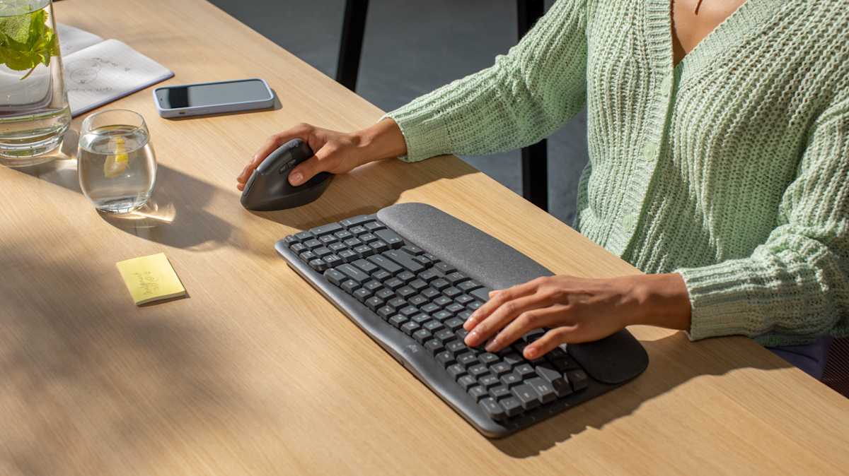 Logitech Lift Vertical Ergonomic Wireless Mouse – Graphite