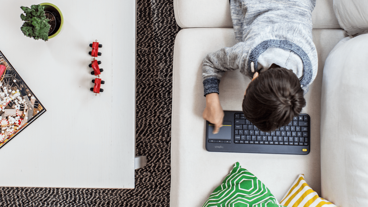 Logitech K400 Plus Wireless Touch Keyboard