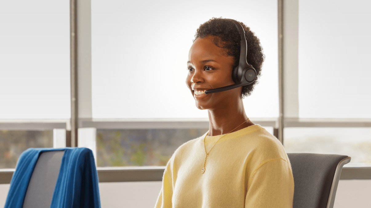 Logitech zone 305 | ms teams certificirane | bluetooth 5. 3 | usb sprejemnik | črne | poslovne slušalke 1 Logitech zone 305 črne poslovne slušalke med uporabo v pisarni