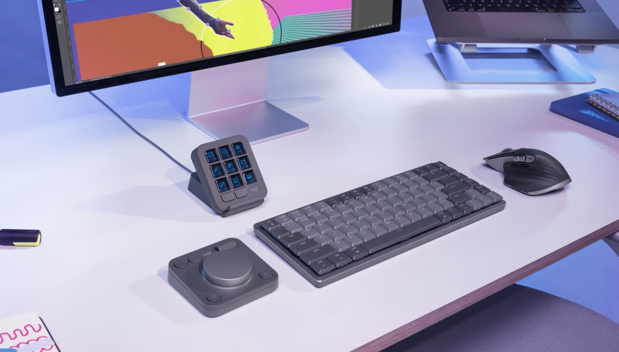MX Mechanical Mini, MX Master 3S und MX Creative Console auf dem Schreibtisch