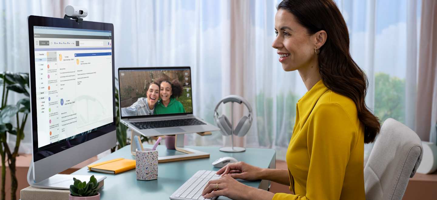 Logitech Signature Slim K950 lifestyle en escritorio