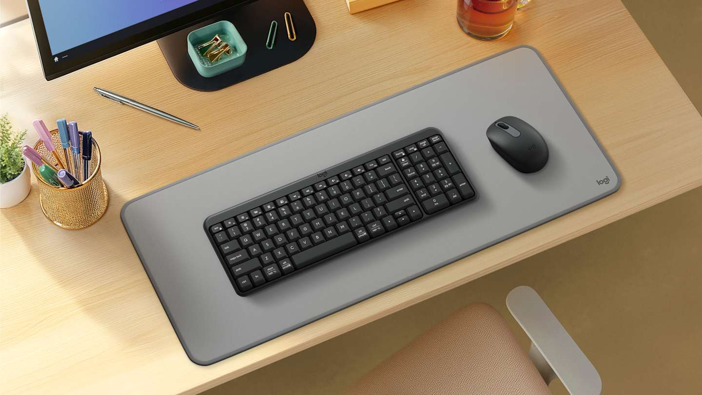 Logitech k250 bluetooth tipkovnica grafitna slo gravura na delovni mizi