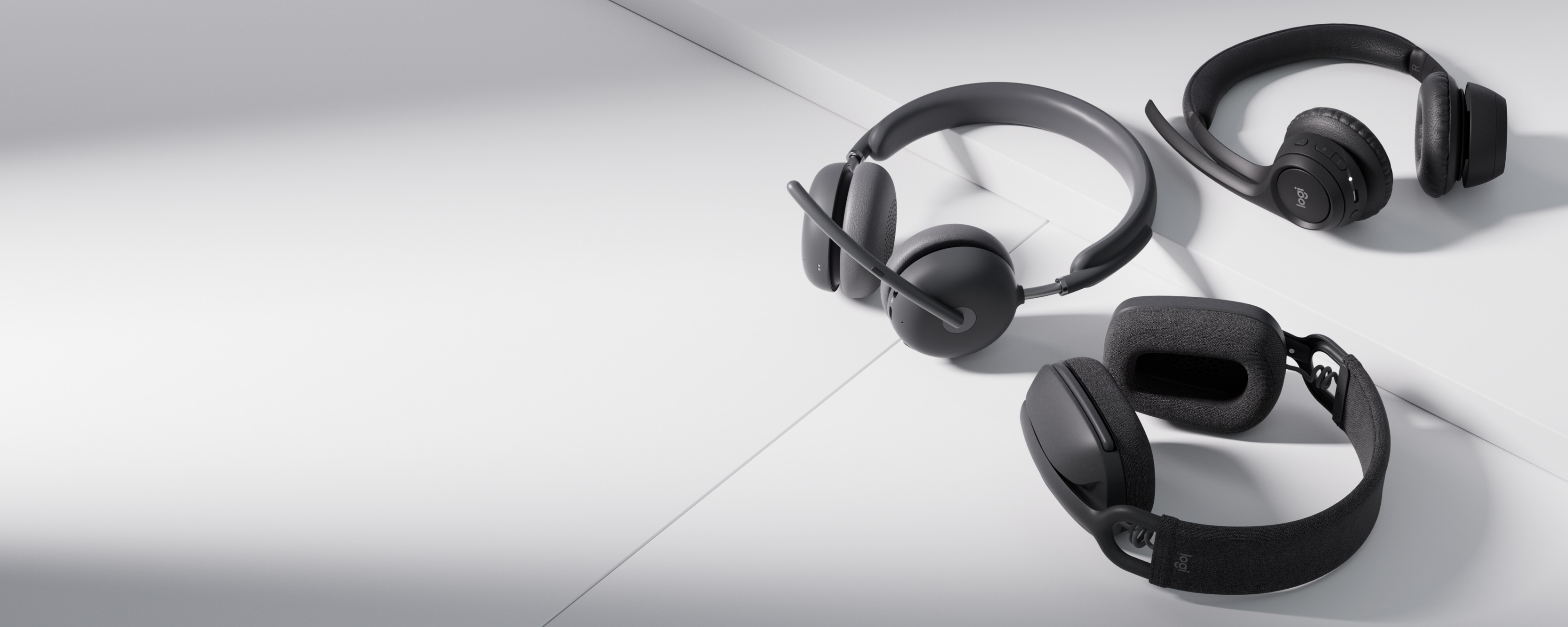https://resource.logitech.com/w_1800,h_1800,c_limit,q_auto:best,f_jpg,dpr_2.0/d_transparent.gif/content/dam/logitech/en/products/headsets/zone-wireless-2/nbt-promo-banner-desktop.jpg?v=1