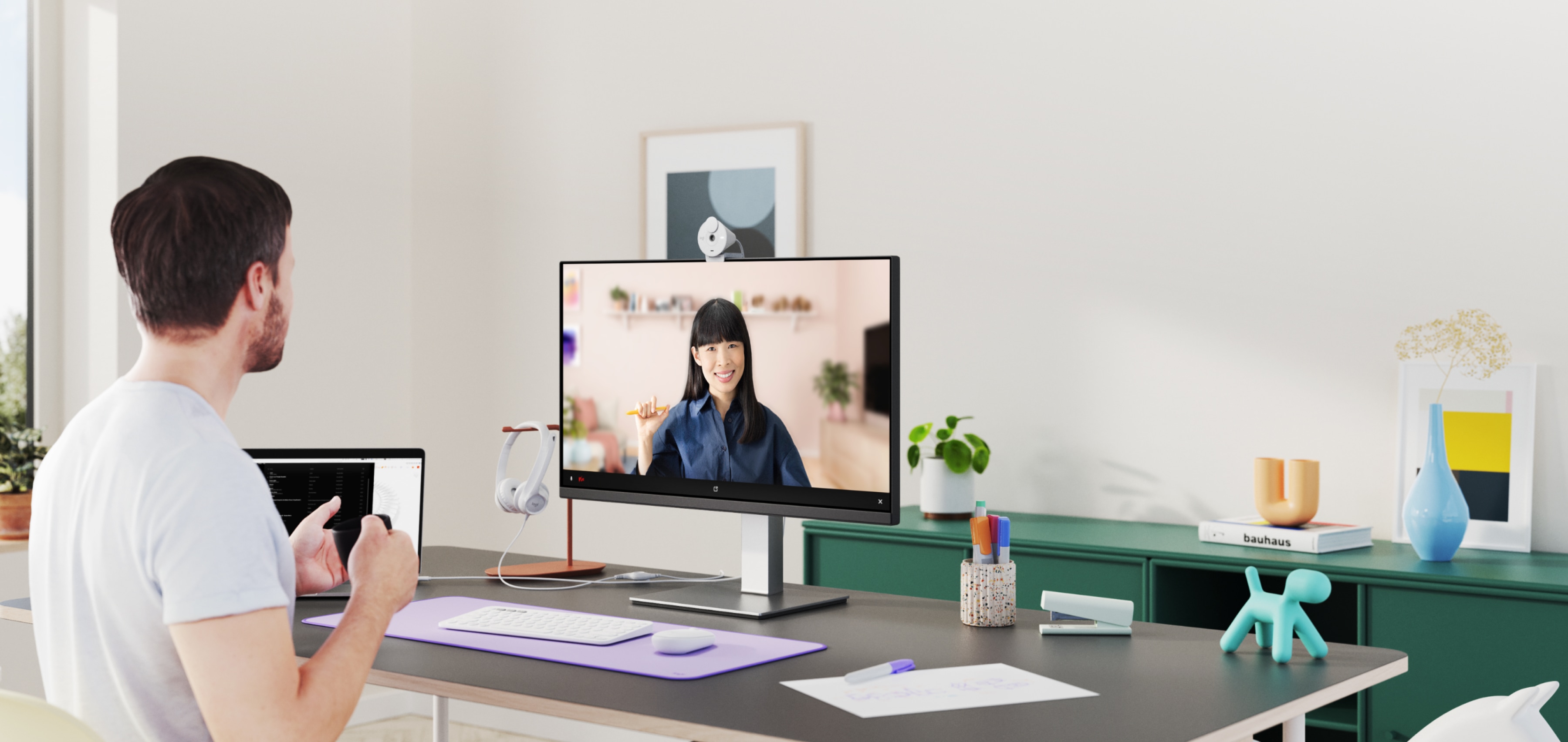 Logitech Brio 300 vs. Logitech Brio 305