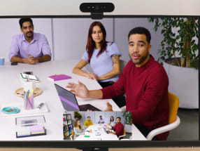 Persoon in beeld om het hele scherm te vullen tijdens een videovergadering