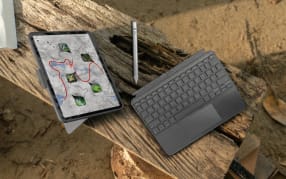iPad mit Tastatur-Case und Logitech Crayon auf Tisch