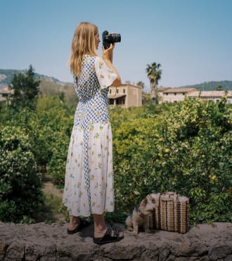 Michela Wissen, Photographer taking pictures outdoors