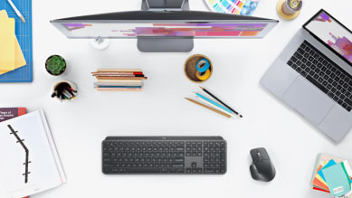 Widok z góry na klawiaturę MX Keys dla biznesu umieszczoną na stole roboczym