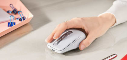 mx-anywhere-3-for-mac-feature-6-hand-mouse-desktop