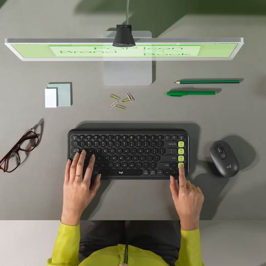 Logitech pop icon combo grafitno zelena uporaba tipkovnice in miške od zgoraj