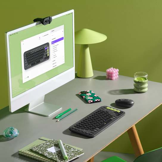 Logitech pop icon combo grafitno zelena tipkovnica in miška na delovni mizi