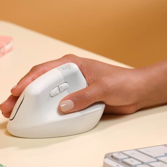 Logitech lift bela vertikalna ergonomska miška v naravnem položaju roke