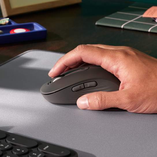 Uporaba črne brezžične miške logitech signature m650 l z večjo dlanjo