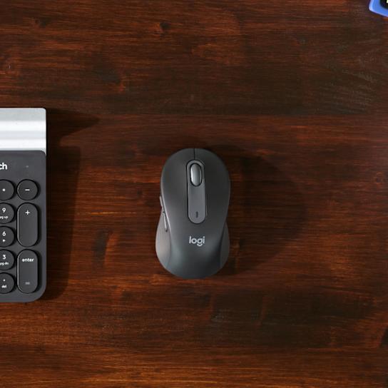Logitech signature m650 l črna miška na urejeni delovni mizi