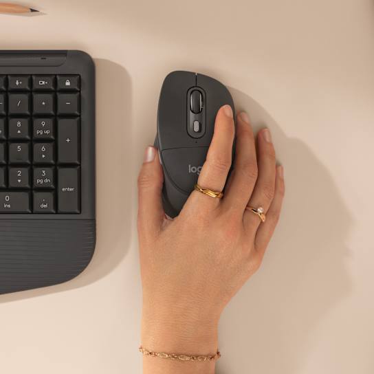 Logitech signature comfort plus m850 l grafitna miška pri uporabi na delovni mizi
