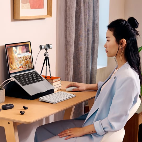 Logitech MX Brio Pale Gray Creator Workspace