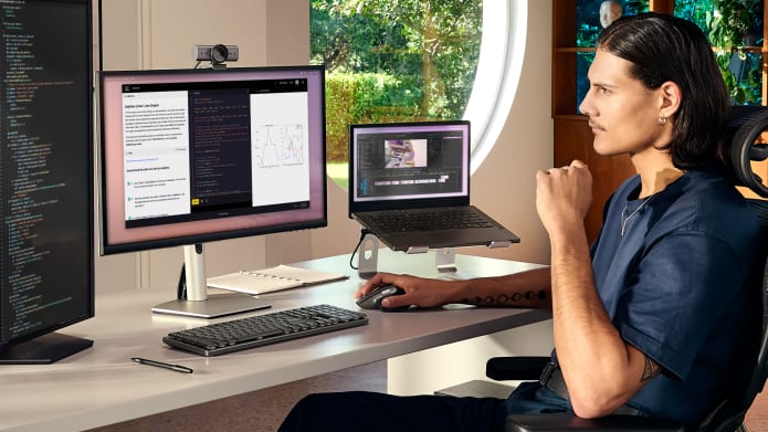 Schreibtisch-Setup mit MX Series und Codecademy Pro