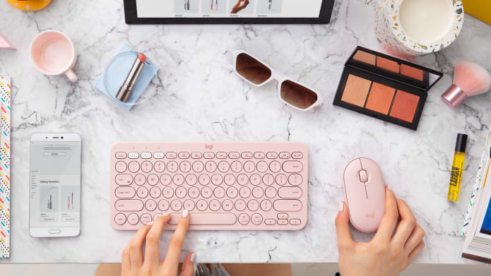 Teclado K380 rosado con M350 en mesa