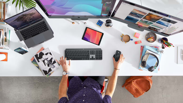 Macパソコンの前でロジクール製品を使う男性