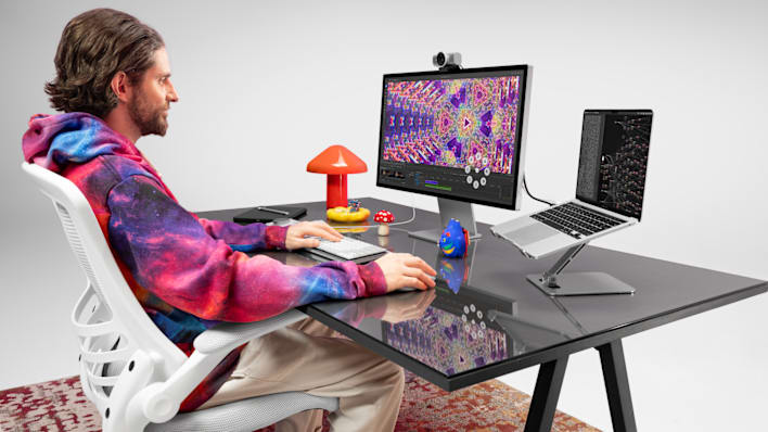 Kyynärpäät pöydällä