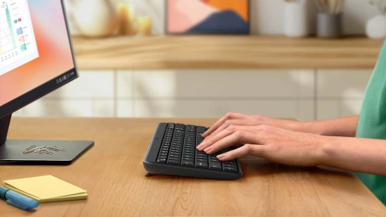 Logitech k250 bluetooth tipkovnica pri tipkanju na pisalni mizi