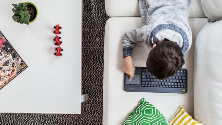 Logitech K400 Plus uso sobre sofá con touchpad integrado