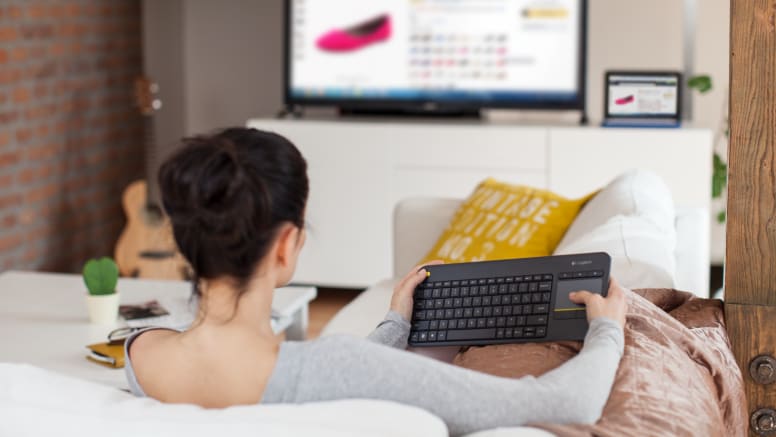 Logitech K400 Plus control inalámbrico de TV y computador a distancia