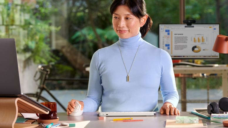 Uporaba bele logitech lift vertikalne ergonomske miške pri pisarniškem delu