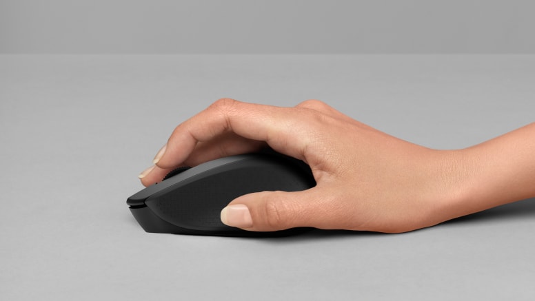 Logitech m280 wireless miška v roki za prikaz ergonomije