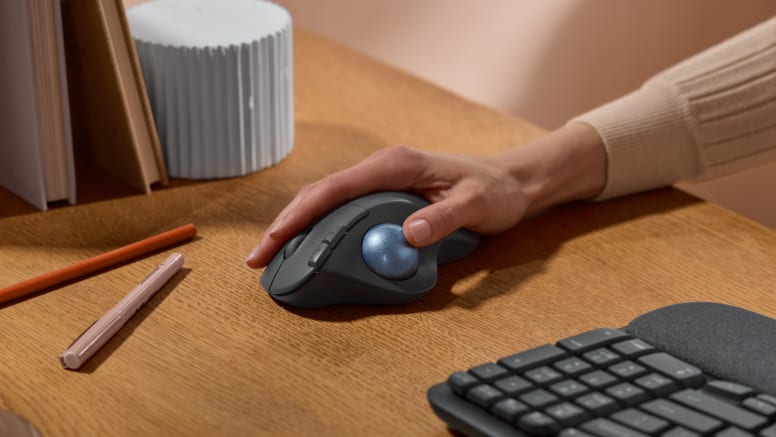 Logitech ergo m575s | bluetooth in logi bolt | tiho klikanje | grafitna ergonomska trackball miška 3 Uporaba grafitne miške logitech ergo m575s na delovni mizi