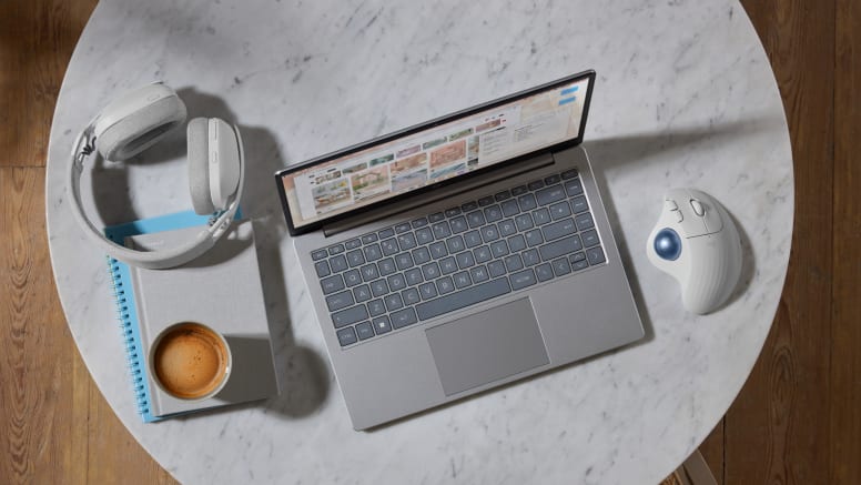 Logitech ergo m575s bela trackball miška ob prenosnem računalniku
